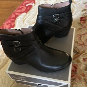 Dansko NIB Roberta Burnished Nubuck Black Womens Boots size 37, which is a 6.5-7